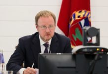 Губернатор Алтайского края Виктор Томенко в рамках агрофорума «День сибирского поля — 2022» провёл заседание комиссии Госсовета