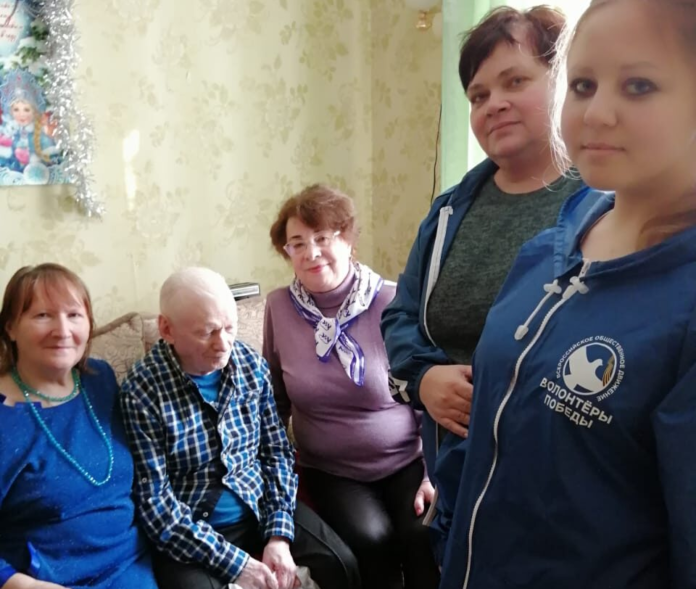 Ветеран Великой Отечественной войны И.А. Лазутин принимает поздравления