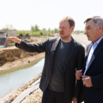 Томенко проинспектировал строительство защитной дамбы в Краснощеково