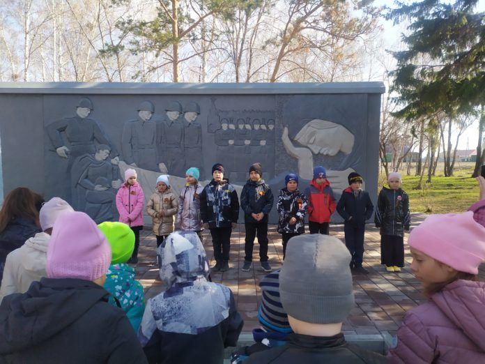 Дети 2 Б класса ТСШ №2 (кл. рук. Тарнягина Н.Ю.). Читают стихи о войне