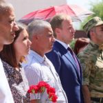 Виктор Томенко в Рубцовске открыл мемориальную доску герою СВО и встретился с предпринимательницей