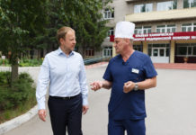 ■ Губернатор Виктор Томенко в День медика пришел в больницу и напомнил о важности профессии