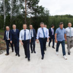 Глава Минэкономразвития Максим Решетников отметил отличную работу губернатора Виктора Томенко и его команды по созданию новых мест для размещения туристов Алтайский край получил самую большую федеральную субсидию на строительство модульных отелей — 944,8 млн рублей. В 2022 году привлечен рекордный за последние 5 лет объем частных инвестиций — 2,6 млрд рублей. Это позволит существенно расширит возможности для размещения туристов. Максим Решетников подчеркнул, что Алтайский край имеет богатую природу и развитую инфраструктуру, это обеспечивает высокий спрос в любое время года. Он призвал туристов со всей России и из-за рубежа приезжать на Алтай. 2. Алтайский край стал лидером среди регионов в развитии туризма. Алтайский край пользуется большой популярностью у туристов – в прошлом году край посетили 2,2 млн человек. Уже сейчас Алтайский край первый в Сибирском Федеральном округе по количеству мест размещения туристов и их вместимости. Ожидается, что число гостей будет расти, поэтому необходимо строительство новых отелей. 3. Развитие туризма станет дополнительным драйвером экономики Алтайского края. Максим Решетников отметил, что развитие туризма невозможно без развития края. Губернатор Виктор Томенко уточнил, что уже подписанные соглашения позволяют создать дополнительно не только 4,5 тысяч номеров для туристов, но и около 4 тысяч новых рабочих мест. В рамках развития туристических объектов также строятся новые дороги, социальная инфраструктура. Налоги, полученные от туристической деятельности, расходуются на развитие всего края: ремонт и строительство школ и детских садов, больниц, строительство новых дорог и благоустройство. ■ «Сегодня в портфеле Алтайского края 41 соглашение по развитию туризма и курортной деятельности на общую суму более 50 млрд рублей. Это дополнительно 4,5 тысяч новых номеров и 4 тысячи рабочих мест». «Алтайский край эффективно доказывает, что туризм может стать драйвером развития экономики. Причем не когда-то, а уже здесь и сейчас. Алтайский край получил в бюджет от развития туризма 2 млрд рублей в прошлом году. И это уже существенный сектор экономики» «Жизнь Виктор Петрович и его команда за последние пять лет сюда реально вдохнули. Здесь есть новые инвестиции, будут новые стройки» «Приезжайте на Алтай! Каждый, кто не был, удивится и восхитится, кто был когда-то – увидит, как много изменилось» Туристско-экскурсионный поток в крае по итогам прошлого года составил 2,2 млн человек. В этом ожидается рост на 5-7 процентов. В 2022 году привлечен рекордный за последние 5 лет объем частных инвестиций — 2,6 млрд рублей. Основные инвестиционные площадки – особая экономическая зона туристско-рекреационного типа «Бирюзовая Катунь», игорная зона «Сибирская монета», новый строящийся курорт «Белокуриха горная». В основе создания курорта «Белокуриха горная» мастер-план, которого разрабатывается совместно с Корпорацией «Туризм.РФ», развитие бальнеологии и современных методов лечения с применением радонотерапии. В настоящее время здесь создана вся необходимая внешняя обеспечивающая инфраструктура, завершается строительство внутренних инженерных коммуникаций. Прорабатывается вопрос строительства радонопровода за счет средств федерального бюджета для обеспечения данной территории лечебной минеральной водой. Алтайский край получил самую большую субсидию на строительство модульных отелей — 944,8 млн рублей. Будет поддержано 12 инвестиционных проектов и создано более 600 номеров (631), объем внебюджетных инвестиций в которые составит 1,5 млрд рублей (1,46). Также компаниям края одобрены льготные кредиты на строительство многофункционального комплекса и санатория в Белокурихе, всесезонного курорта в ОЭЗ «Бирюзовая Катунь», гостиничного комплекса в игорной зоне. Общая стоимость их реализации превышает 35,0 млрд рублей. Кроме того, в рамках нацпроекта планируется создание пляжных зон и национальных маршрутов на сумму более 65 млн. рублей. За счет инфраструктурных бюджетных кредитов и других инструментов в крае ведется развитие транспортной и обеспечивающей инфраструктуры. В настоящее время инвестиционный портфель в сфере туризма региона включает 41 соглашение с общим объемом инвестиций 50,2 млрд рублей. Намеченные инвесторами планы будут осуществляться в период до 2028 года. Весомым эффектом от реализации заявленных проектов станет создание порядка 4,5 тыс. номеров, свыше 4 тыс. новых рабочих мест.