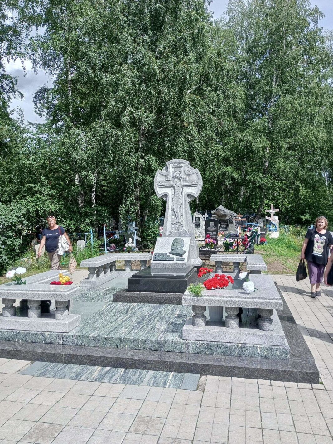 Здесь похоронен наш знаменитый земляк