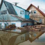 30 марта в Алтайском крае в связи с обильным таянием снега Губернатор ввел режим чрезвычайной ситуации, 1 апреля подписал распоряжение об оказании единовременной материальной помощи гражданам, чьи домовладения пострадали в результате паводка. Определены границы пострадавших районов. Это отдельные населенные пункты в Благовещенском, Бурлинском, Волчихинском, Каменском, Немецком национальном, Михайловском, Первомайском и Романовском районах, а также город Славгород. 30 тысяч рублей будет выплачено собственникам или постоянно проживающим гражданам, дома которых затопило выше уровня пола. В случае затопления земельного участка, ограничивающего доступ в дом, — 10 тысяч рублей. В настоящее время управления социальной защиты в указанных выше муниципалитетах составляют списки граждан, пострадавших в результате чрезвычайной ситуации, принимают заявления на оказание материальной помощи. Решения о выплатах будут приниматься на основании актов обследования пострадавших домовладений, составленных комиссиями муниципальных образований. Выплаты по поступившим заявлениям будут произведены Министерством социальной защиты Алтайского края в кратчайшие сроки. На особом контроле находятся учреждения с круглосуточным пребыванием граждан. Комплексными центрами на территориях, попавших под паводок, гражданам оказывается материальная помощь в натуральном виде: продуктовые наборы, средства личной гигиены, одежда. Организована работа мобильных бригад для оперативного оказания помощи нуждающимся. В текст вшиты ссылки: Адреса УСЗН: https://www.aksp.ru/establishments/upravleniya-sotsialnoy-zashchity-naseleniya/